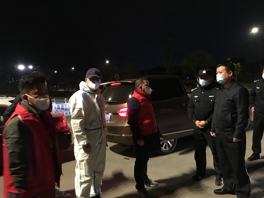 永康市副市长,公安局长蒋华蒙对五金城集团的工作人员进行了慰问,对